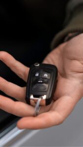 Clé de voiture tenue dans la main d’une personne pour service Batterie Expert dépannage batterie mobile