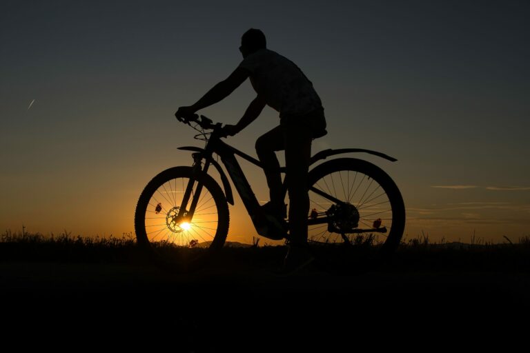 Homme roulant à vélo électrique avec batterie performante Batterie Expert