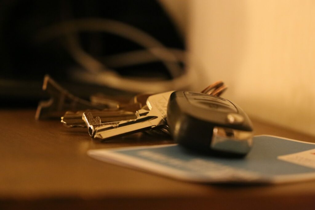 Clés de voiture avec télécommande posées sur une surface claire