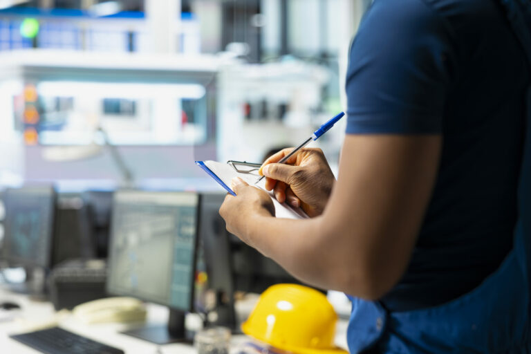 Expert en batterie analysant des documents techniques liés au diagnostic et à l’entretien des batteries