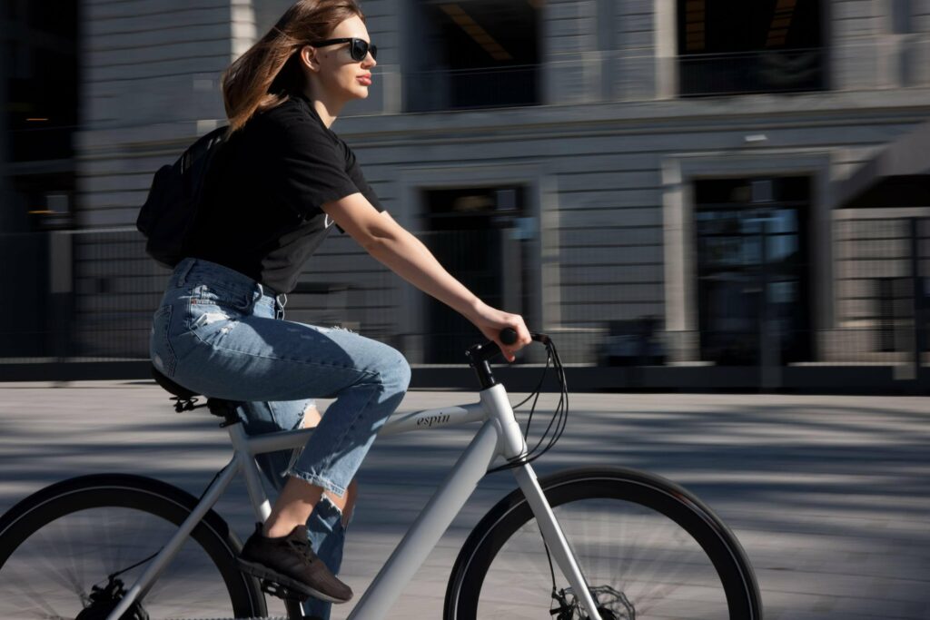Femme roulant sur un vélo électrique équipé d’une batterie performante pour une mobilité durable.
